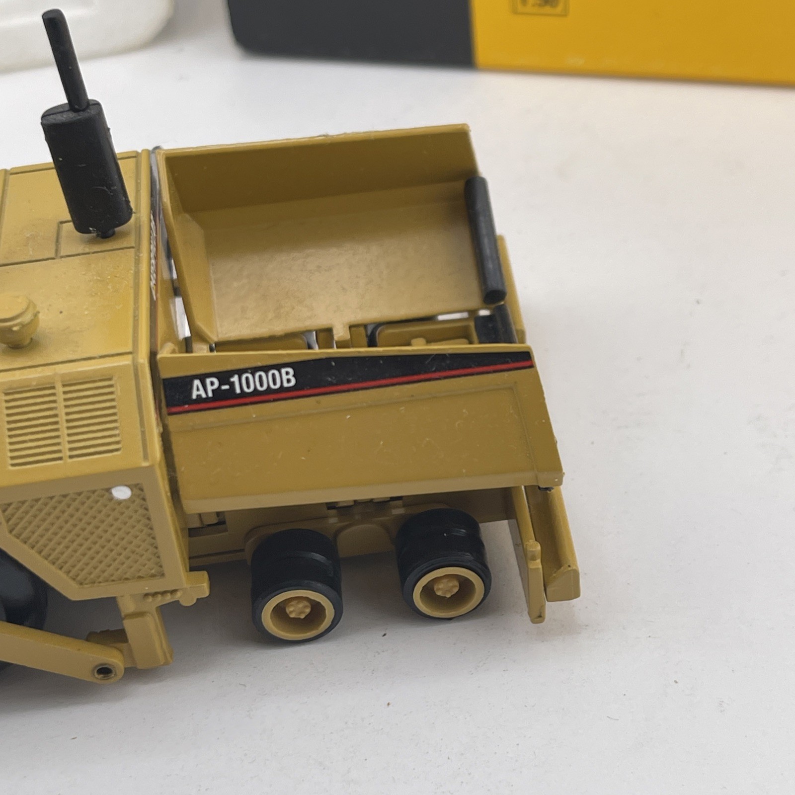 Caterpillar Cat AP-1000B Asphalt Paver – NZG 1:50 Scale Diecast Model #479.1 New