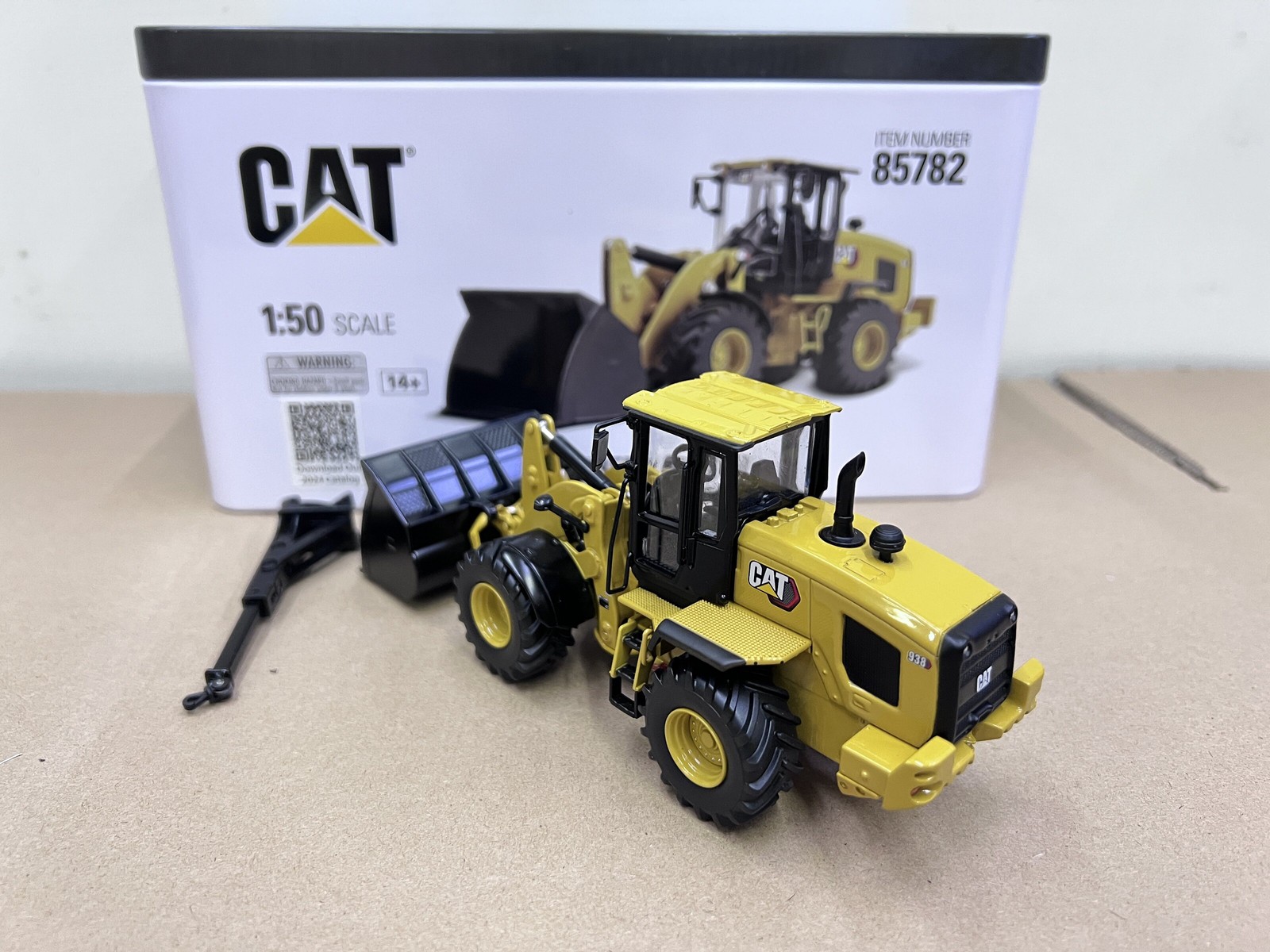 DM 1:50 CAT 938 Caterpillar Wheel Loader Alloy Engineering Forklift Model 85782