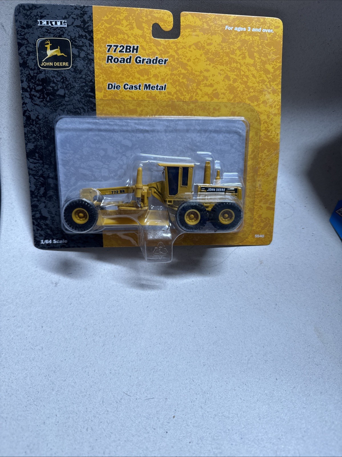 Ertl JOHN DEERE ROAD GRADER 772BH CONSTRUCTION MODEL ON CARD 1:64 5540 Year 2002