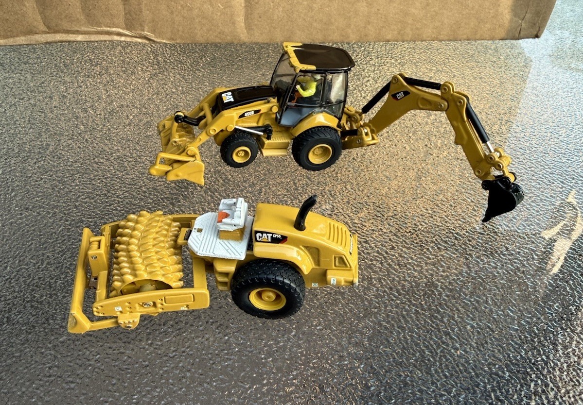 Diecast Masters CAT 450E Backhoe Loader 1:87 CP56 Padfoot Drum Soil Compactor