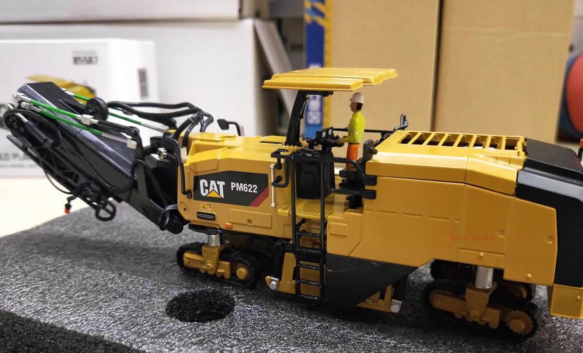 1:50 DM CAT PM622 Cold Planer Modern Hex Construction Machine Diecast Model
