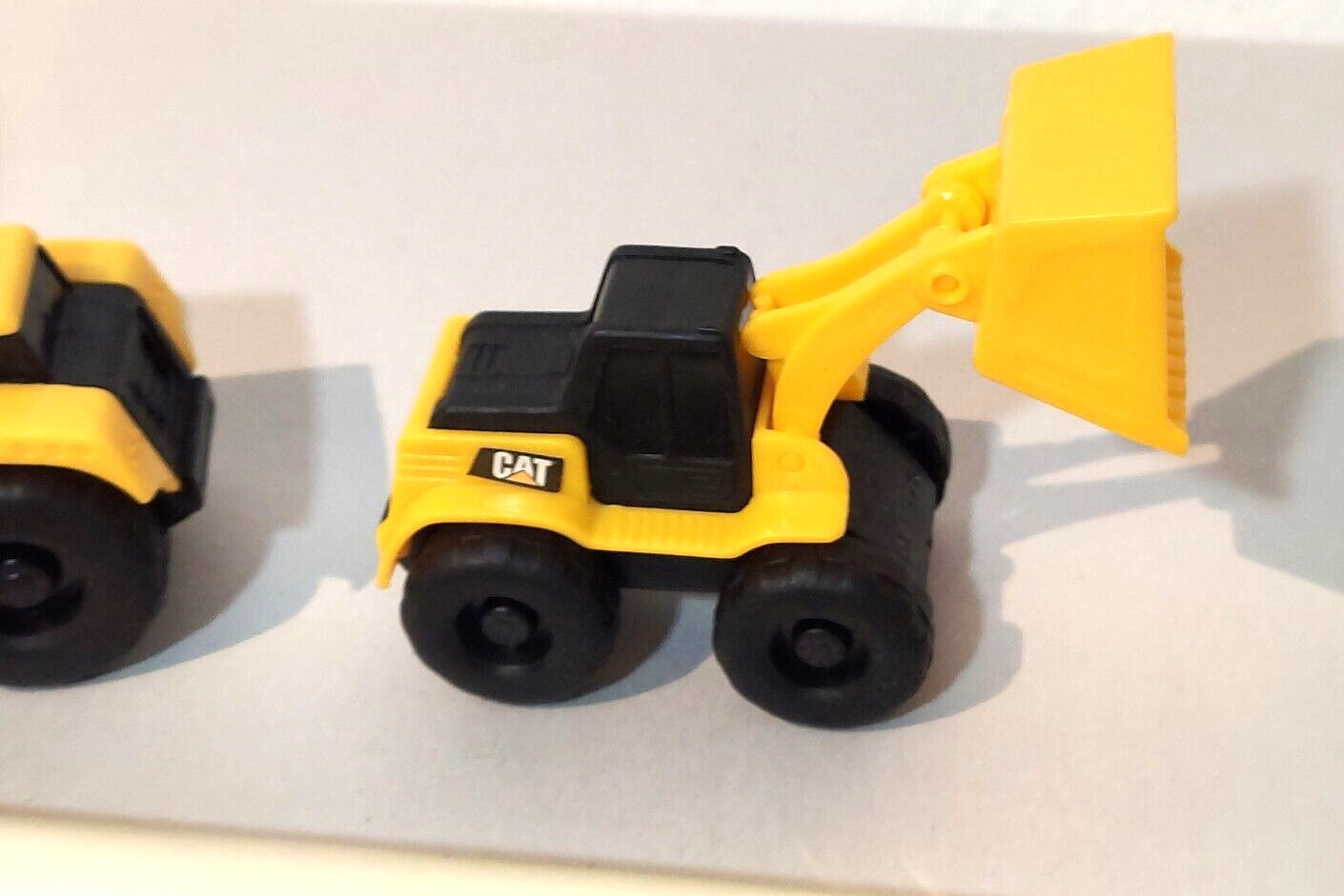 Set of 5 Plastic CAT Plastic Construction Toys Dump Truck Car Dig +15 Pipe Track