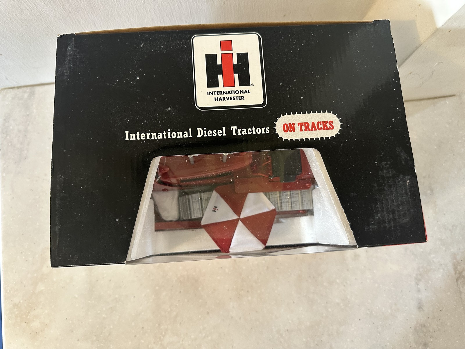 International Harvester TD-24 Diesel Crawler Bullgrader 1:25 Diecast Model NIB