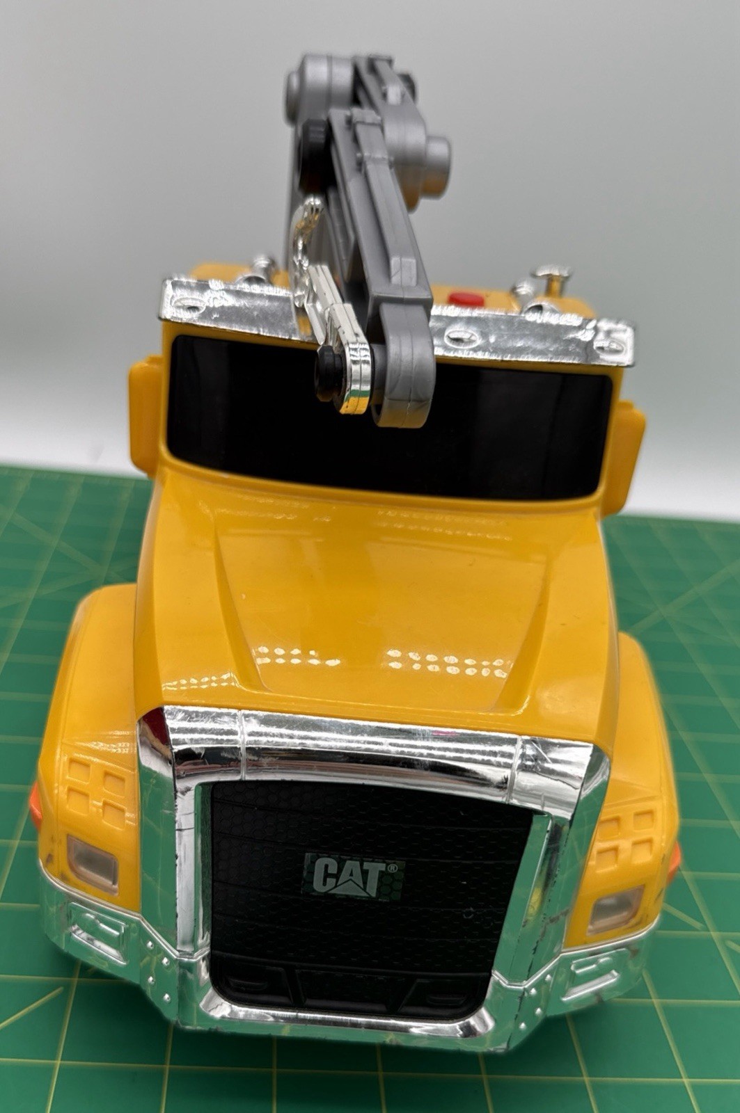 CAT Caterpillar Plastic Tow Truck Lights Sounds Toy State WORKS