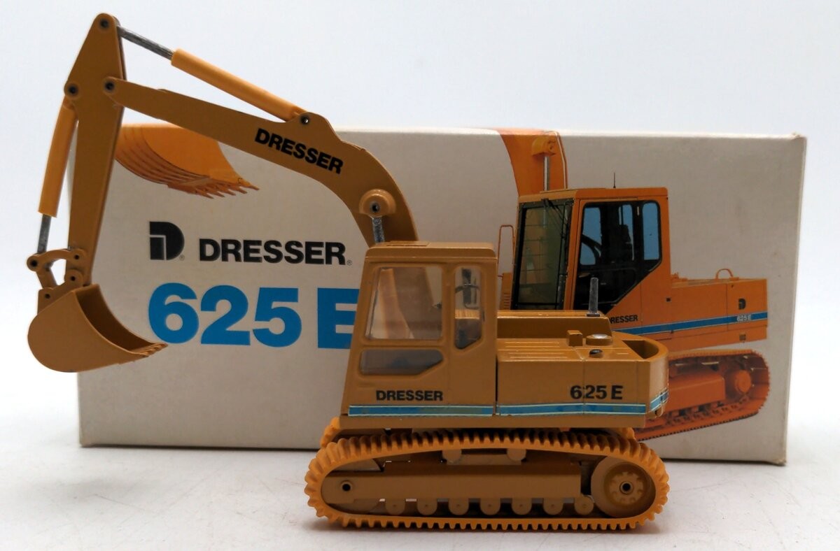 Conrad 2819 1:50 Scale Dresser 625E Track Excavator LN/Box