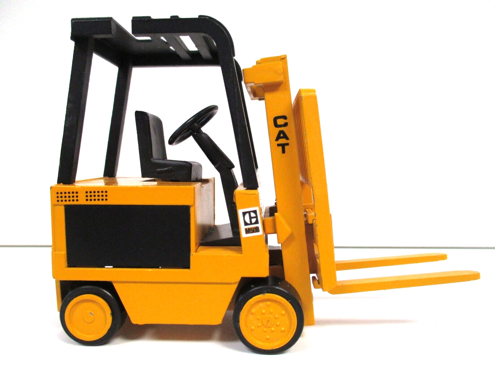 VINTAGE NZG – CATERPILLAR M50B ELECTRIC LIFT TRUCK / FORKLIFT – 1/25 DIECAST