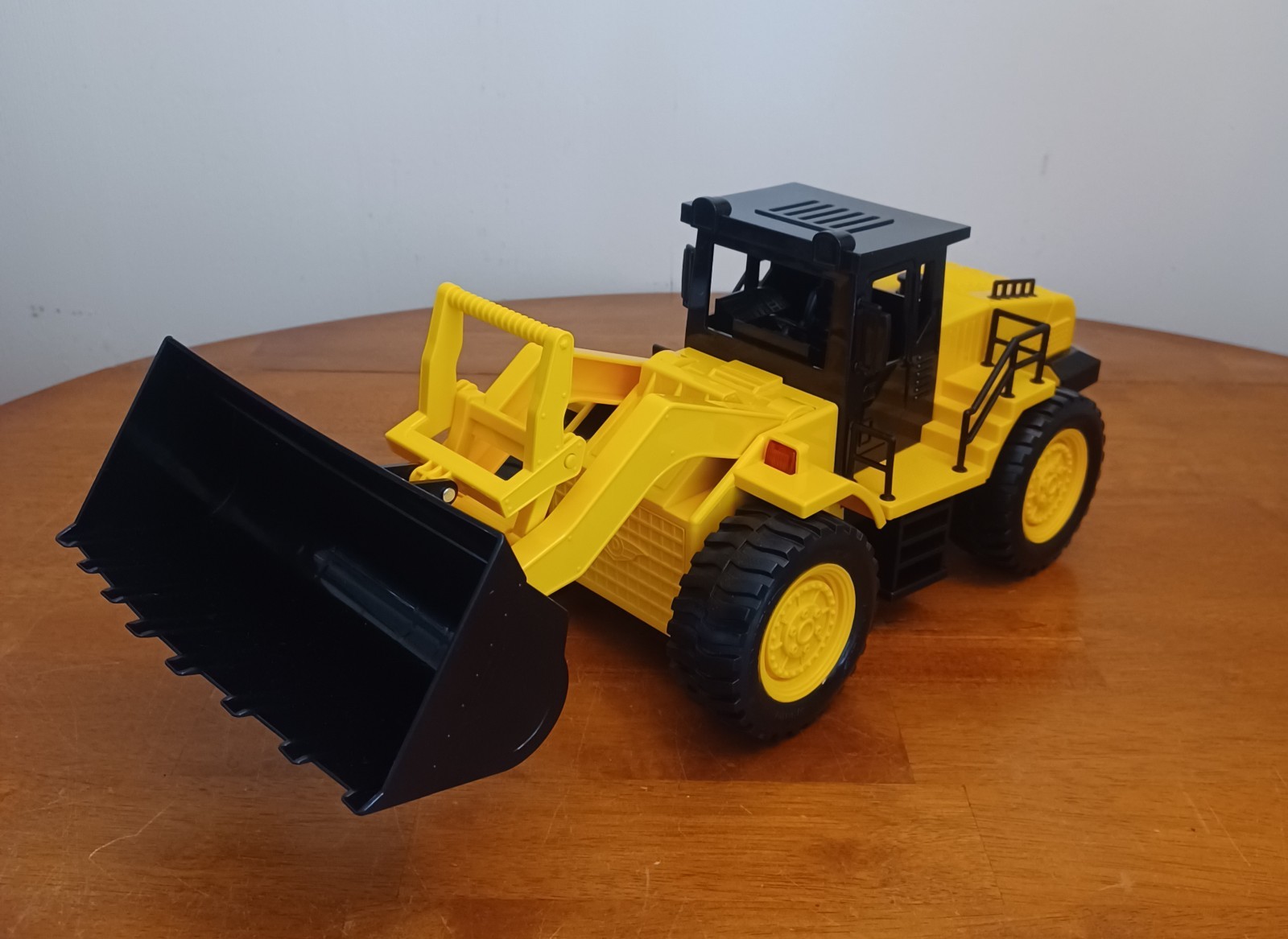 Driven by Battat Midrange Front End Loader Earthmover Heavy Equipment Toy Truck
