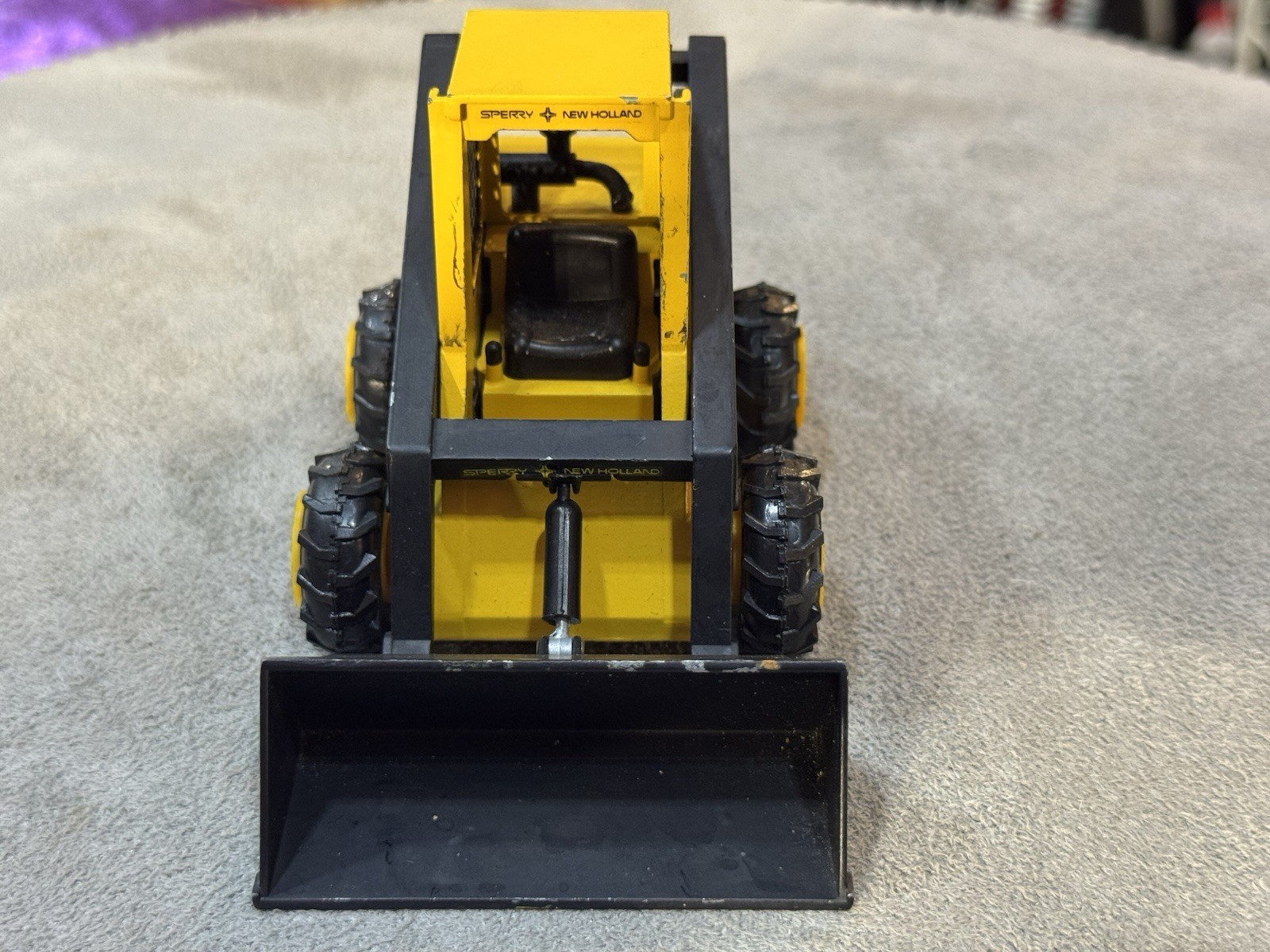 1/25 NZG No. 276 New Holland Ford L-555 Super Boom Loader