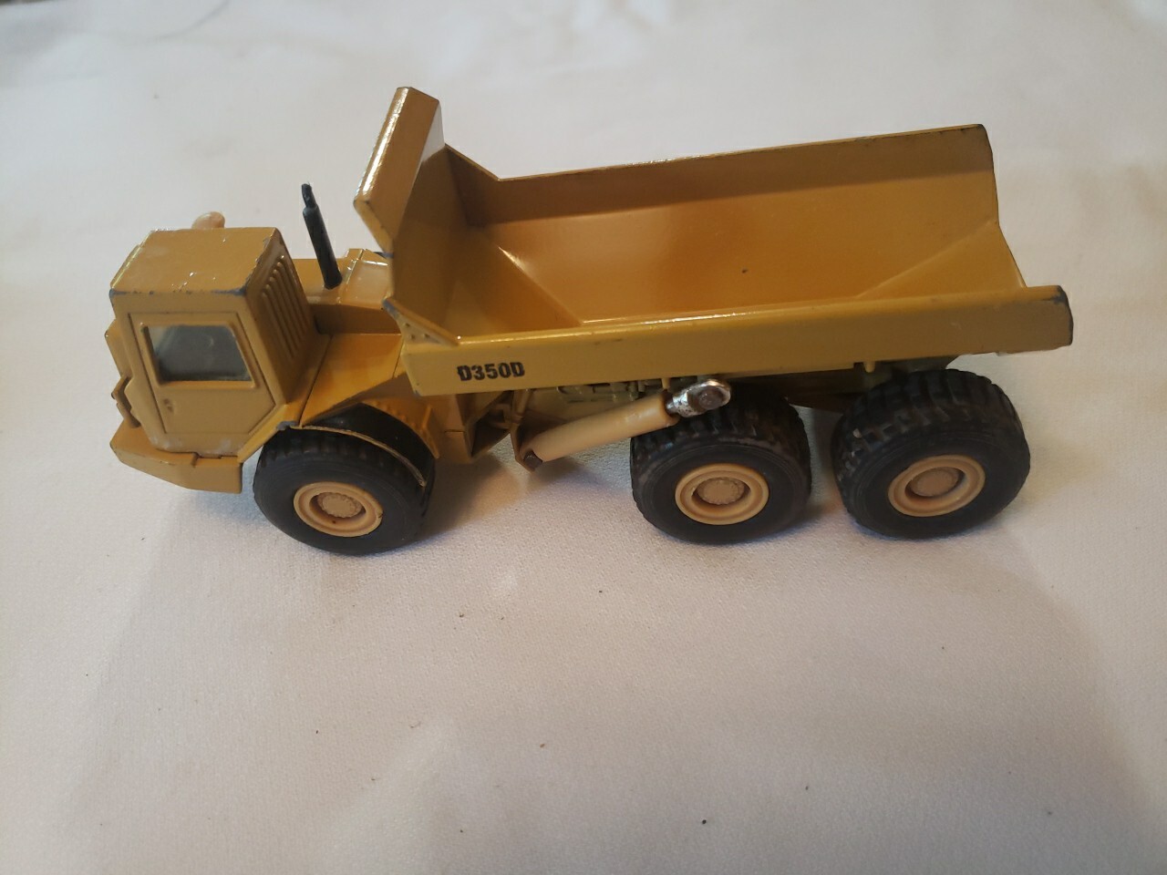 Ertl Caterpillar D350D Yellow Articulated Diecast Dump Truck Cat NO BOX