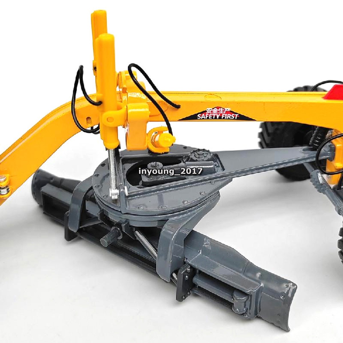 1:35 Grader Truck Model Construction Vehicle Diecast Toys for Boys Kids Gifts