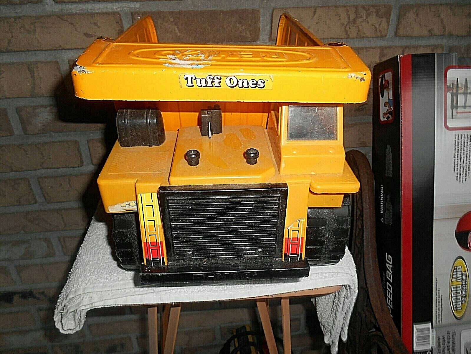 VINTAGE 1998 ROAD CHAMPS REMCO TUFF ONES LARGE METAL DUMP TRUCK. 9″ TALL.