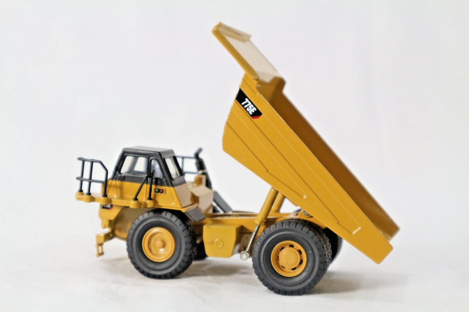 Caterpillar Cat 775E Off Highway Truck 1:64 Scale Diecast Masters 85616