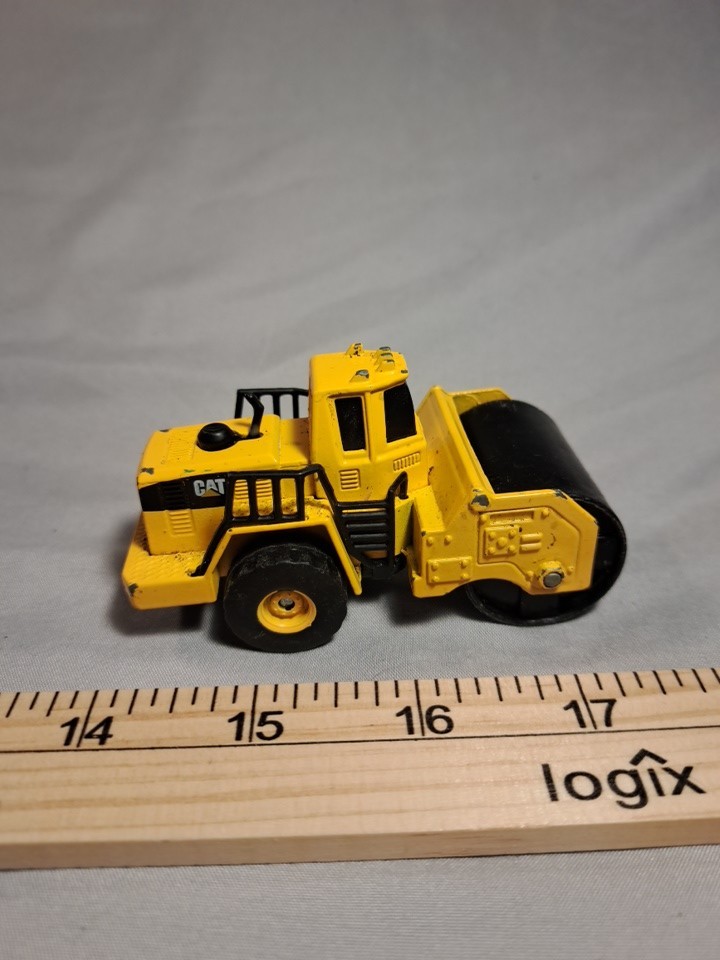 Die-cast 1:64 Scale Cat Road Roller Moden Nuumber 230627k Played With…