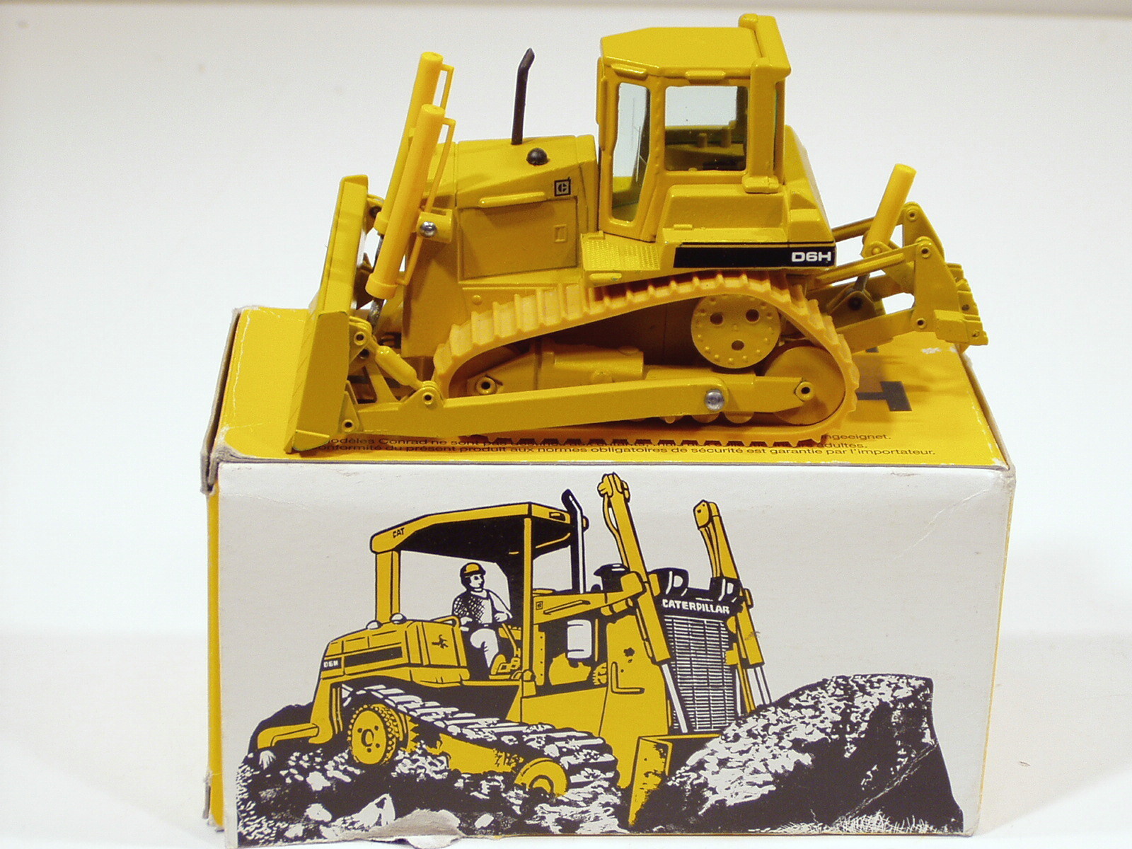 Caterpillar D6H Dozer – o/c b/s – 1/50 – Conrad #2851 – MIB