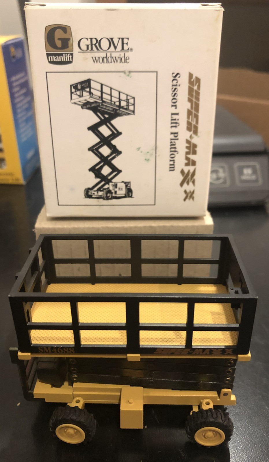 NZG #374 SM4688 Grove Manlift Super-Maxx Scissor Lift Platform – 1:50 – Diecast