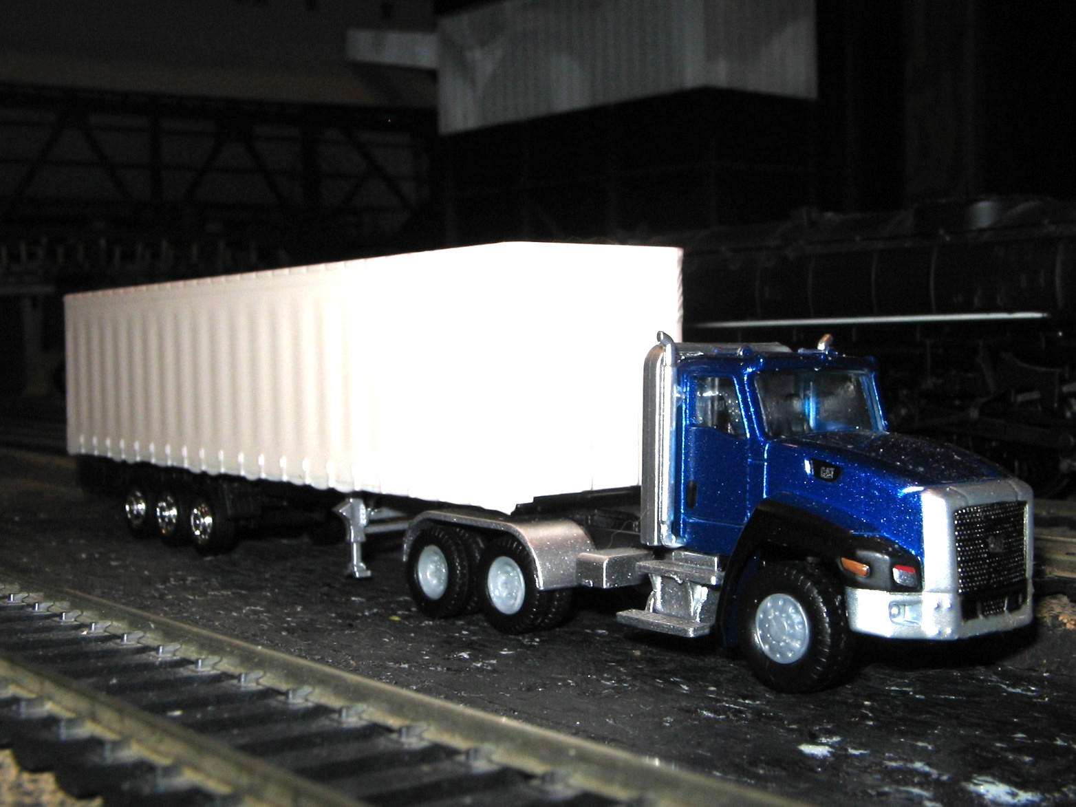 Diecast Masters 84415 CAT CT660 Daycab Tractor w/Trailer 1/87 HO Diecast NEW