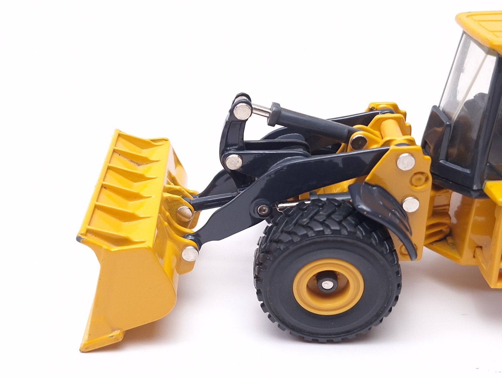 ERTL John Deere Articulating Front End Loader w/ Rubber Wheels Diecast Model 7″