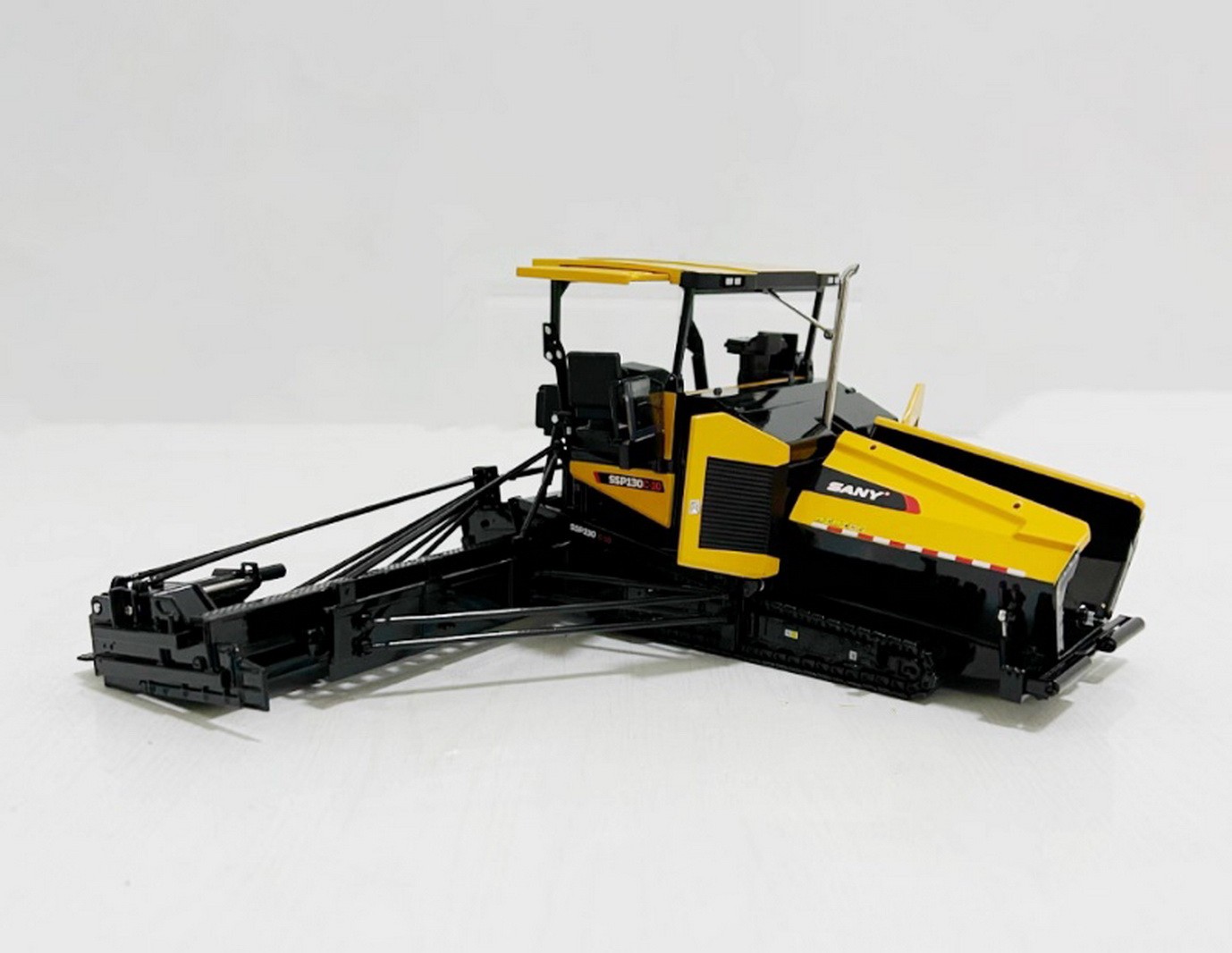 1/35 Scale SANY SSP130C-10 Asphalt Paver Diecast Model Toy Collection Gift