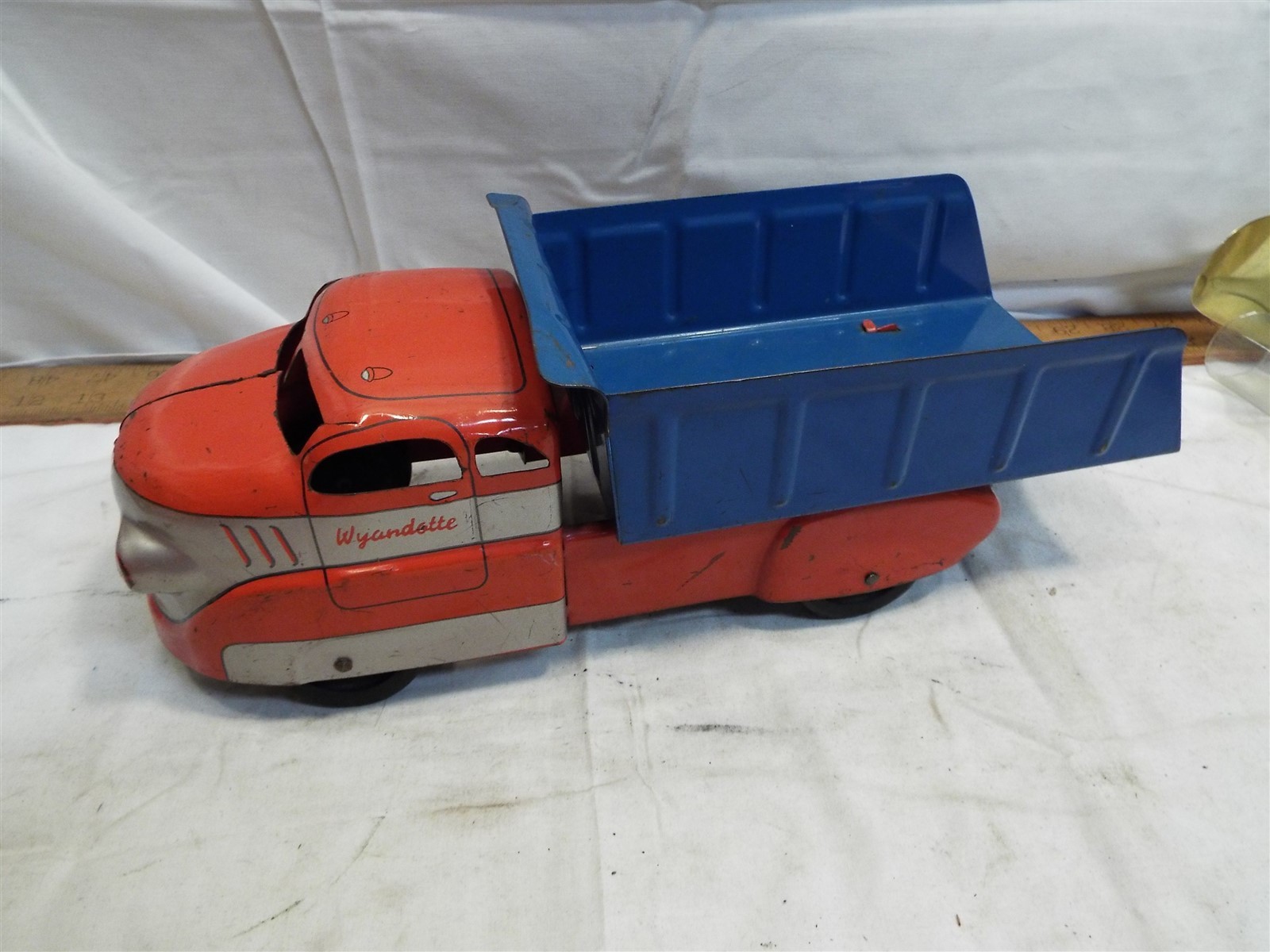 Vintage 13″ 1940s Wyandotte Pressed Steel Toy Dump Truck Red Blue Streamline