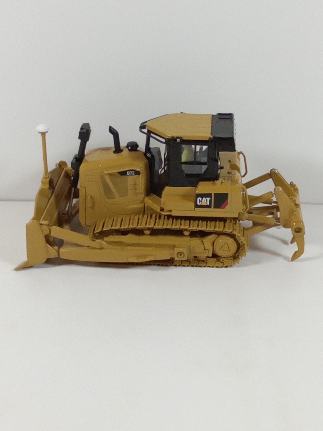 CAT D7E Track Type Tractor Dozer 1:50 Scale Diecast Masters 85224 MB