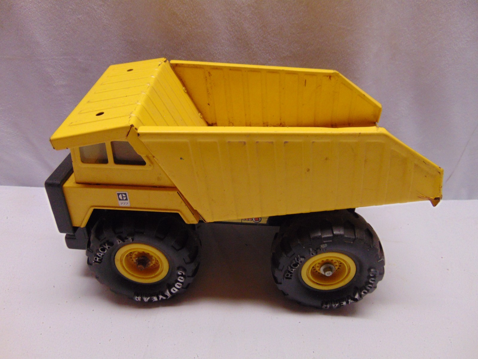 1986 Remco Caterpillar yellow press steel Dump Truck movable bed 10″ x 5.5″ x 6″
