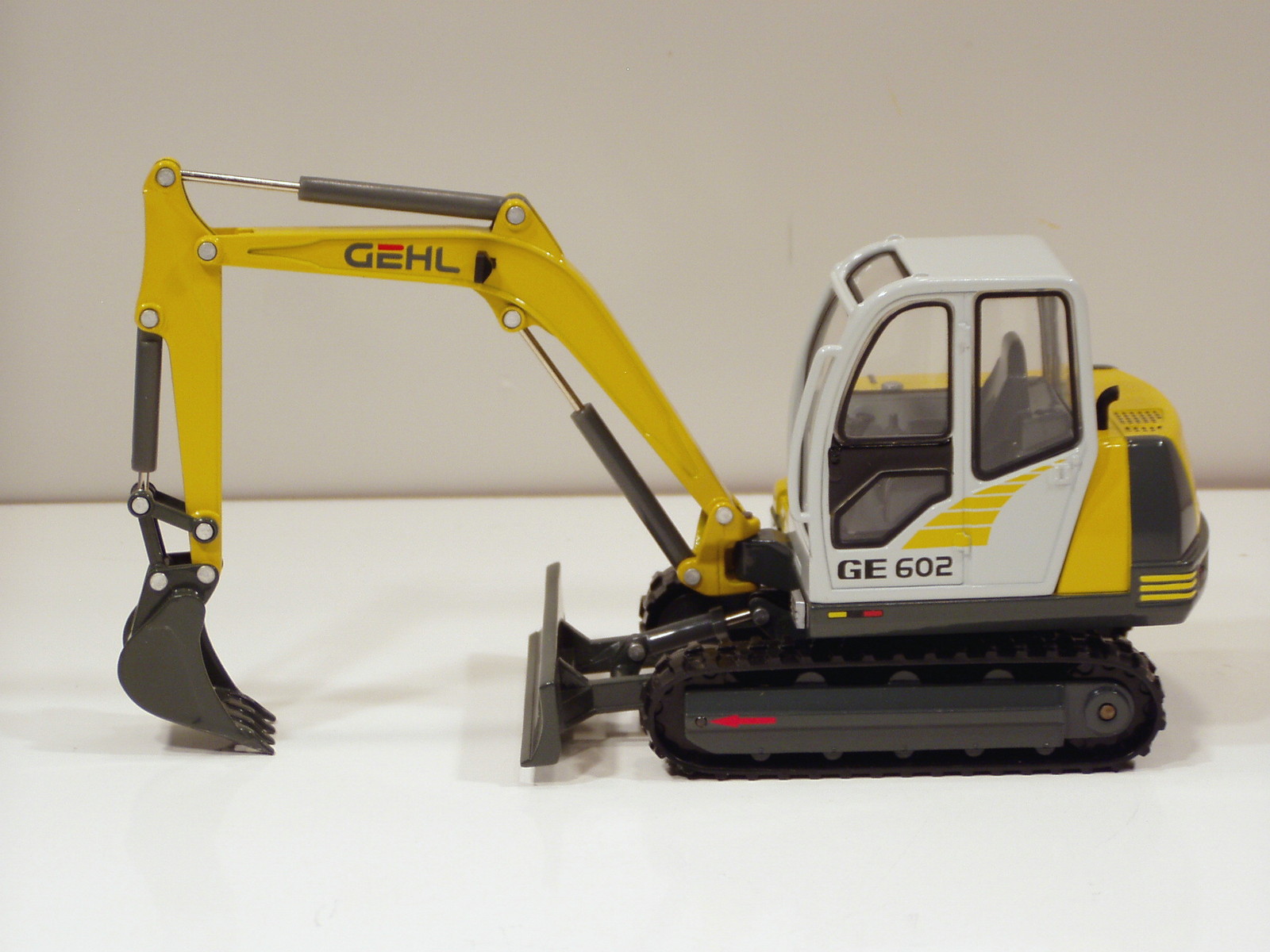 Gehl GE602 Excavator – 1/25 – Die Cast Promotions #908618 – MIB