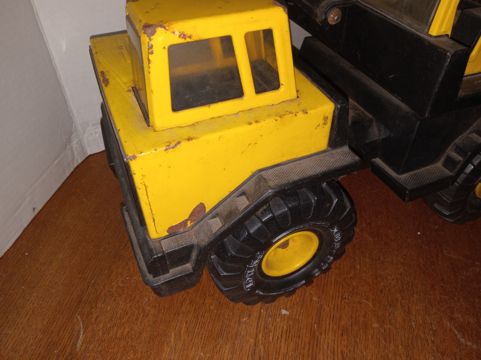 Vintage TONKA Mighty Diesel Crane Pressed Steel XMB-975 Tire Truck