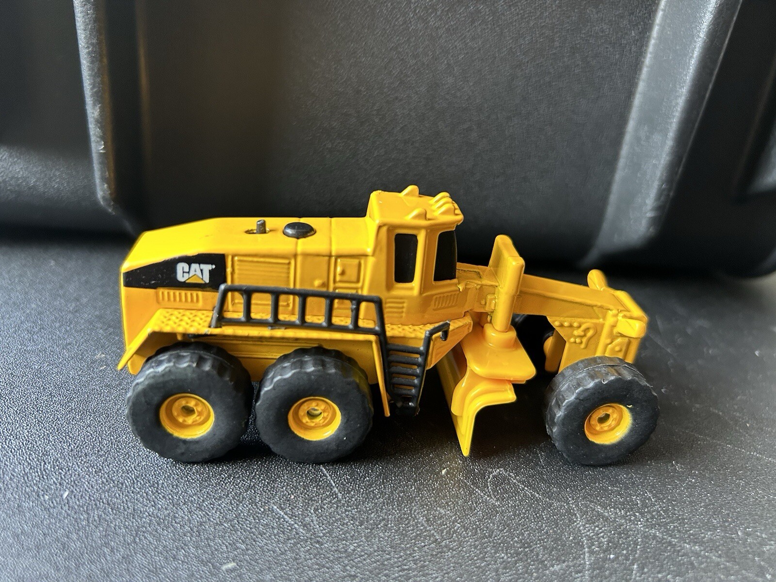 CAT Caterpillar 2019 Toy Road Grader Construction Vehicle Diecast Funrise