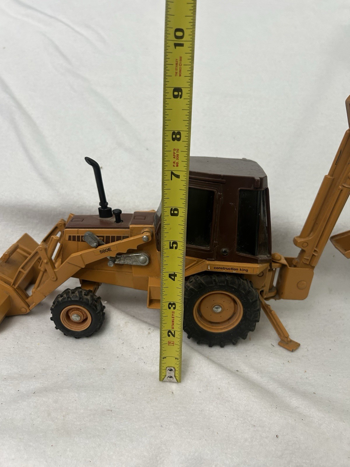 ERTL Case 580E Construction King Loader Backhoe 1/16 Diecast Tractor USA