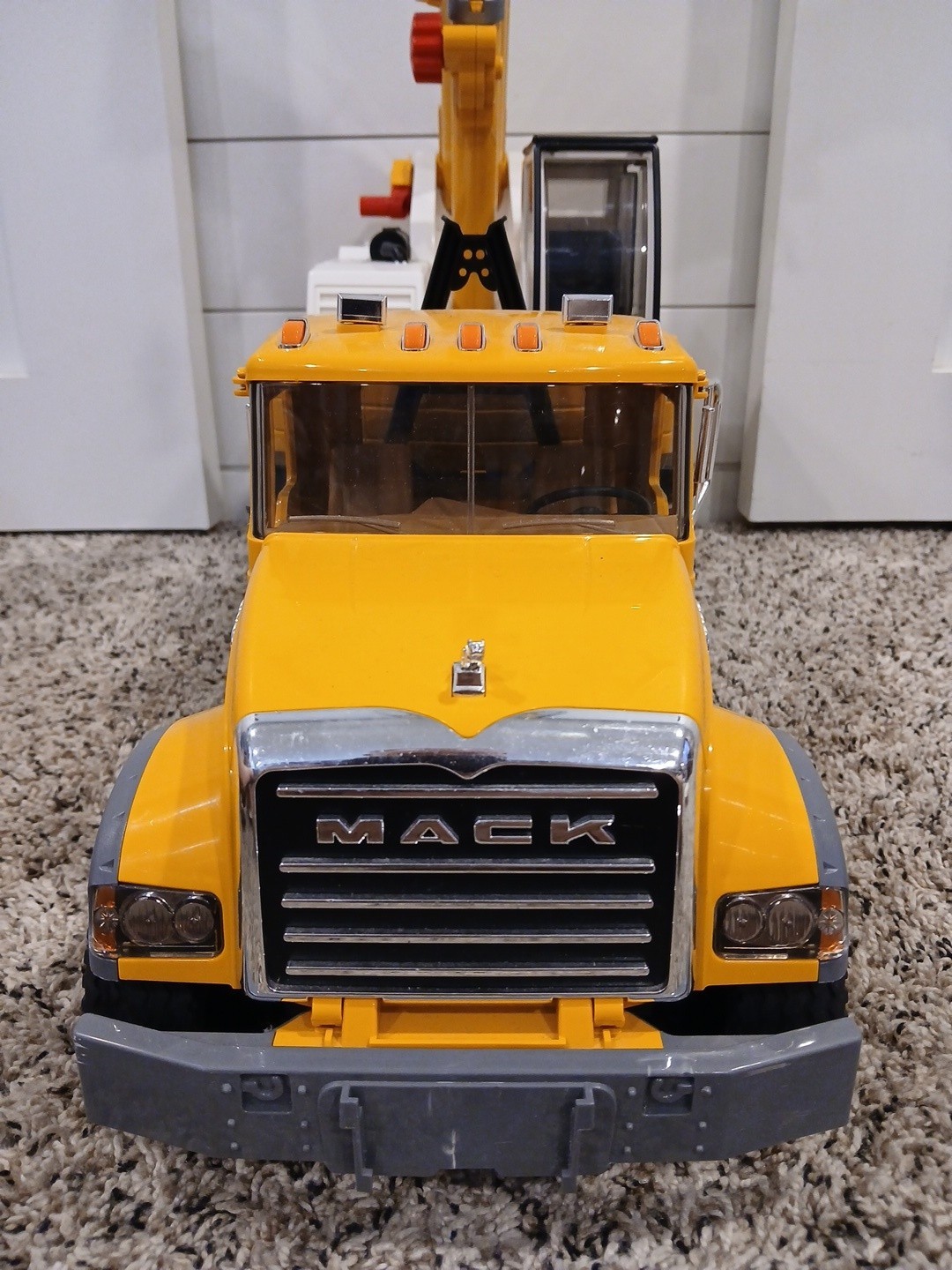 Mack Granite Liebherr Crane Truck 26″ w/ Crane Hook and Rope Bruder 2818