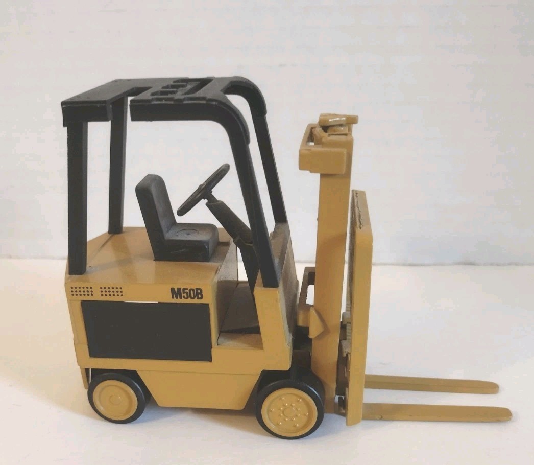 NZG 225 CATERPILLAR M50B FORK LIFT TRUCK 1:25 SCALE