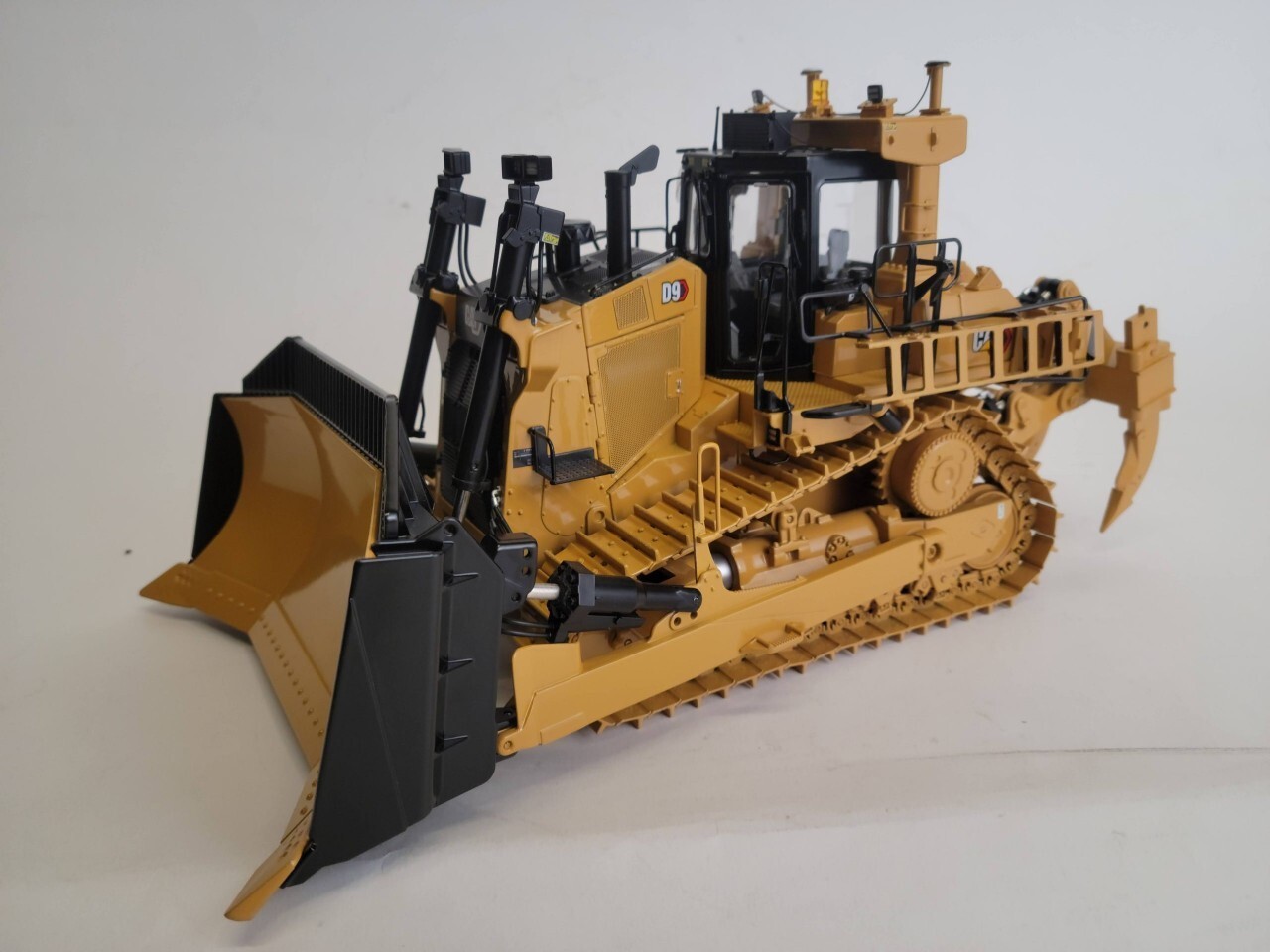 Caterpillar Cat D9 Dozer U-Blade Multi-Shank Ripper – CCM 1:24 Scale Model New