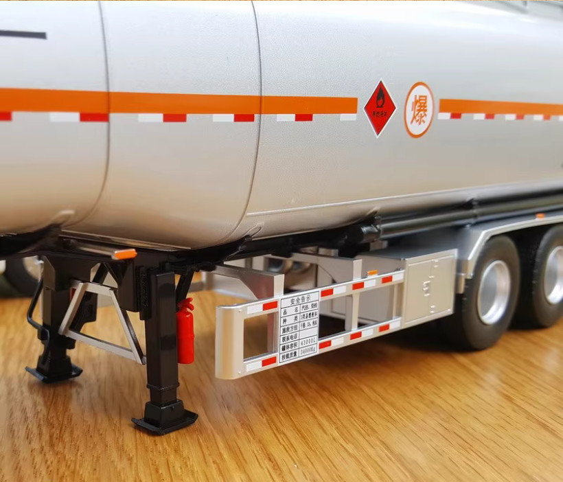 1:36 46CM HOWO TH7 Tank Truck Petroleum Transport vehicle Carrier Diecast Model