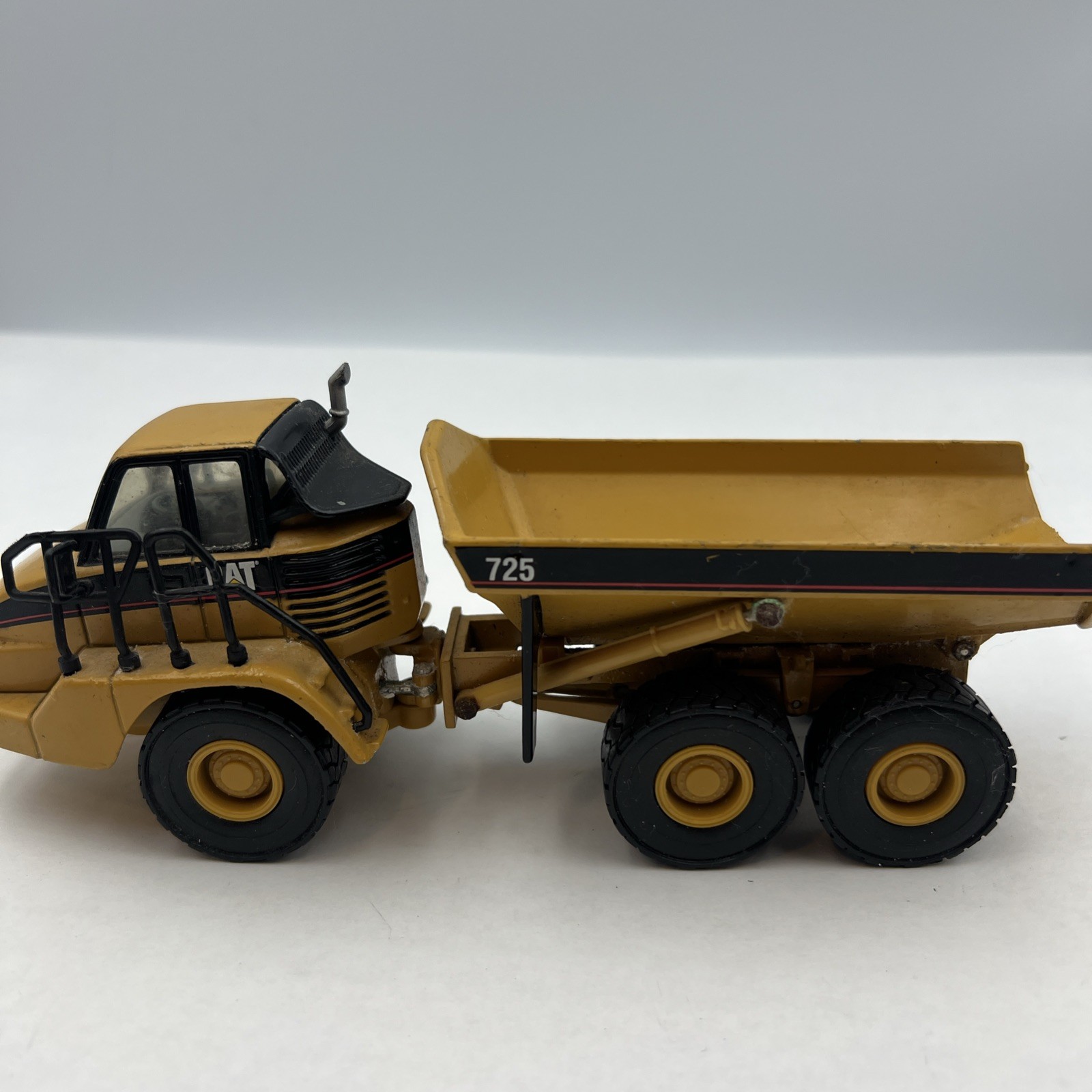 CAT 725 Articulated Dump Truck – Norscot Diecast
