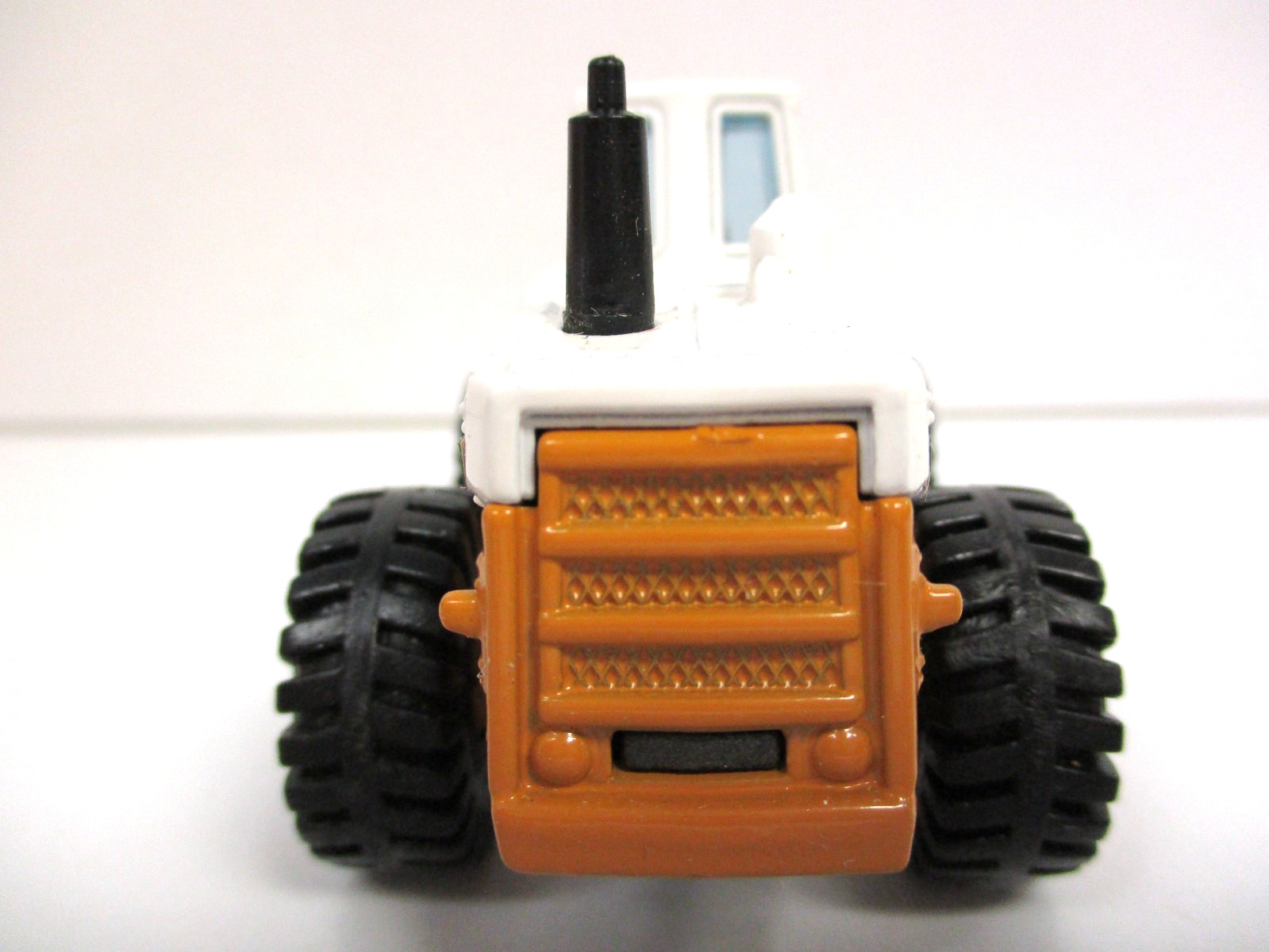 TOMICA / DANDY – INTERNATIONAL PAY LOADER 560 BUCKET LOADER- 1/80 DIECAST
