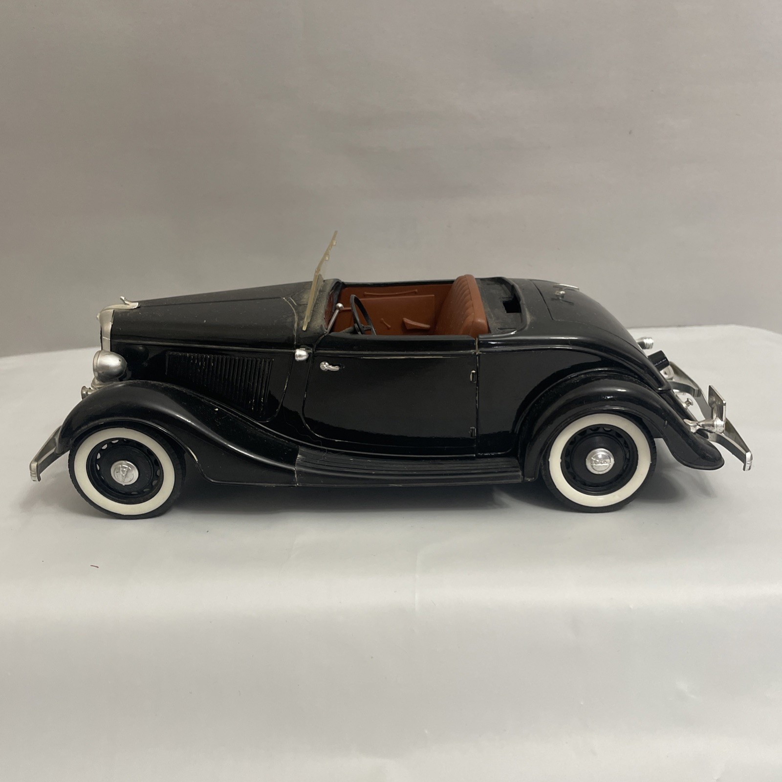 Solido Ford V8 Rachelle 1/19 France Die-cast Missing Part