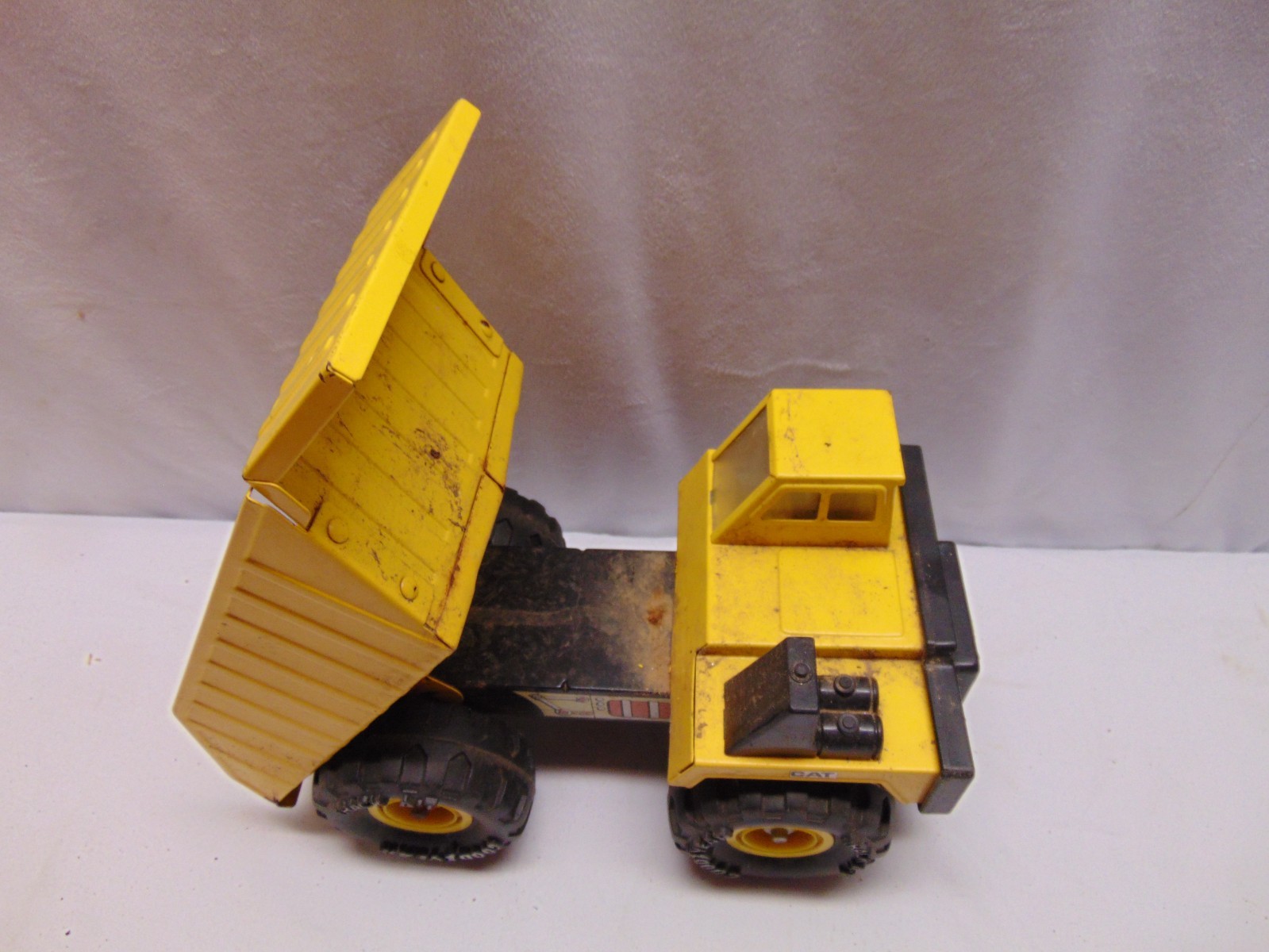 1986 Remco Caterpillar yellow press steel Dump Truck movable bed 10″ x 5.5″ x 6″