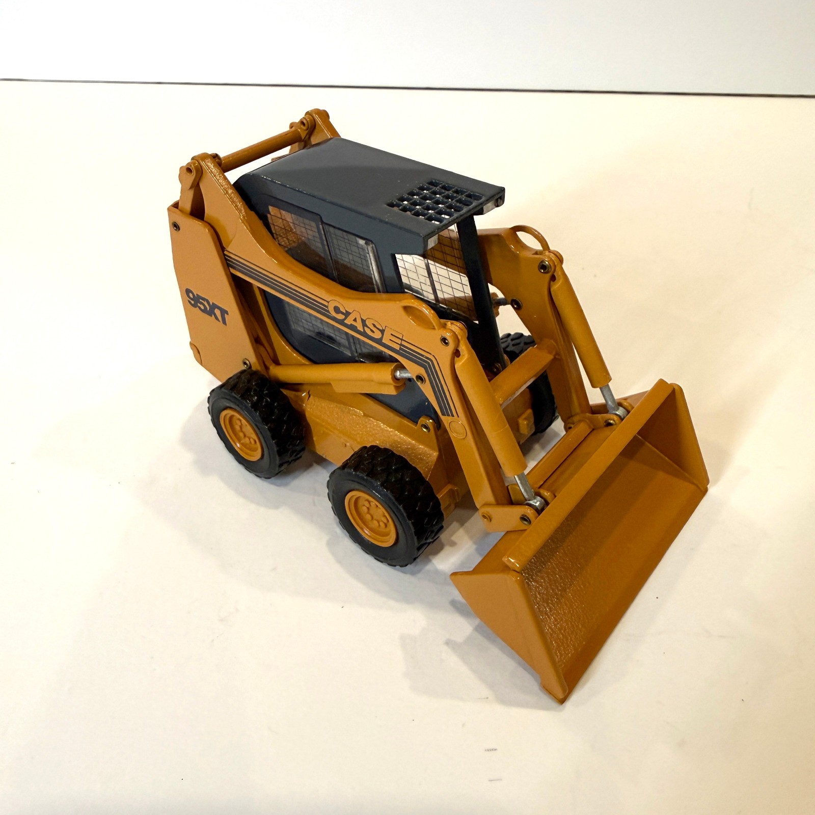 CASE 95XT “Heavy Lift” Skid Steer 1:32 Scale Model by Conrad Models