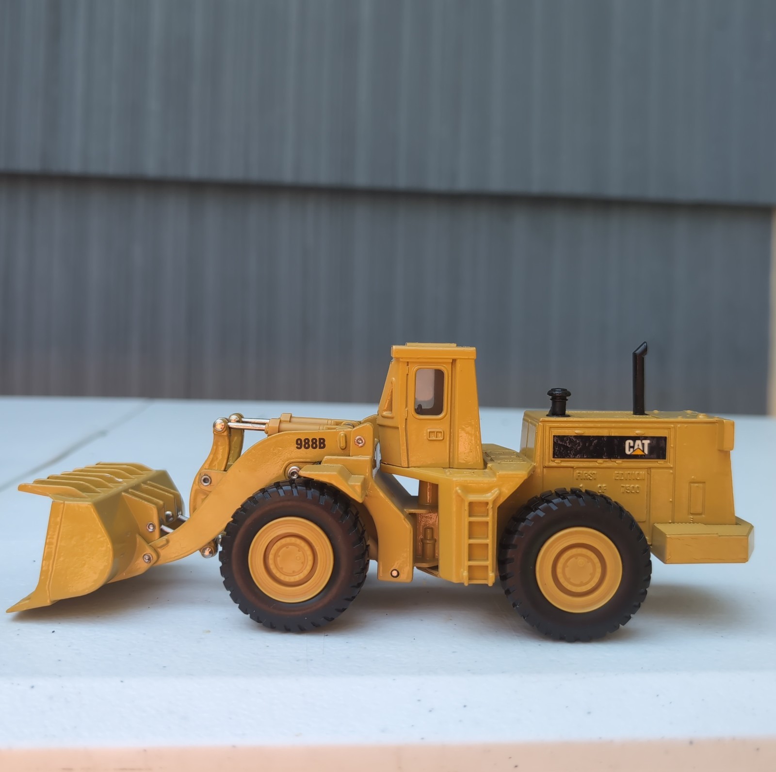 1/50: ERTL CATERPILLAR 988B WHEEL LOADER