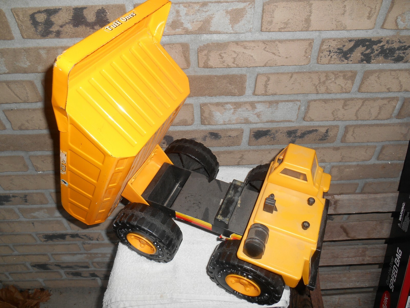 VINTAGE 1998 ROAD CHAMPS REMCO TUFF ONES LARGE METAL DUMP TRUCK. 9″ TALL.