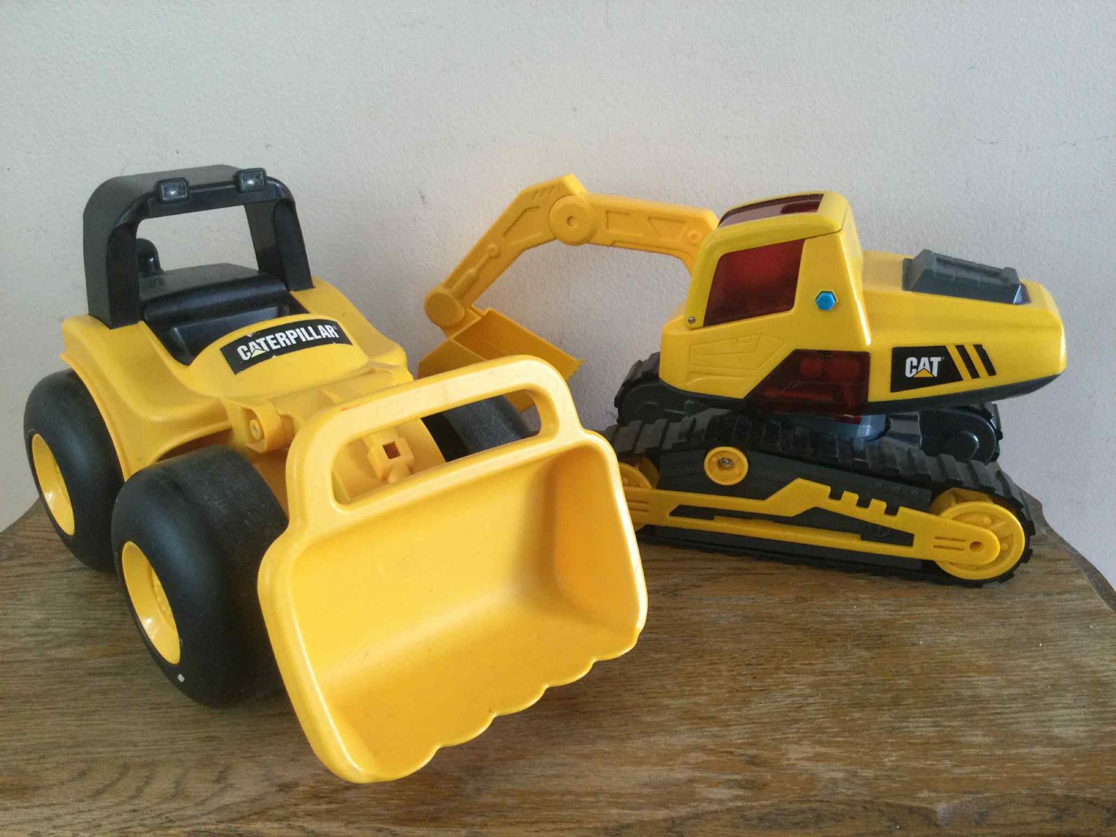 CATERPILLAR RUMBLING FRONT END LOADER & CAT CONSTRUCTION EXCAVATOR LIGHTS/SOUNDS