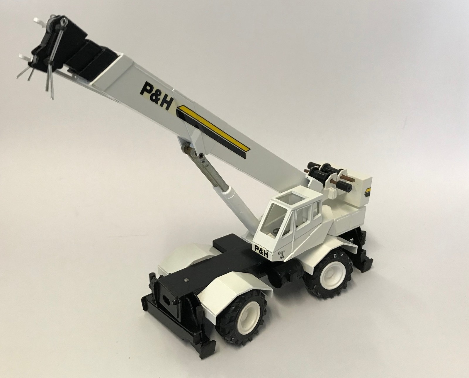 CONRAD – P&H Century II White Mobile Crane – 1/50 – CON2075/02