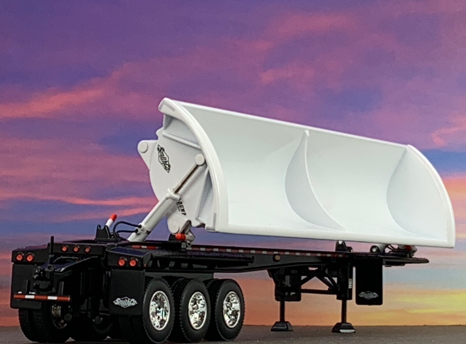 1/64 DCP WHITE/BLACK SMITHCO TRI-AXLE SIDE DUMP TRAILER