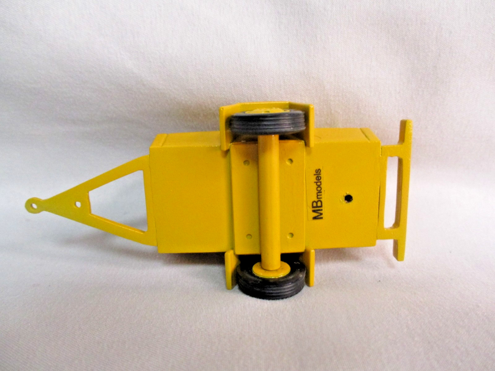 }MBM Model Portable Tow Air Compressor – yellow – 3D 1/48-1/50 scale (031-Y)