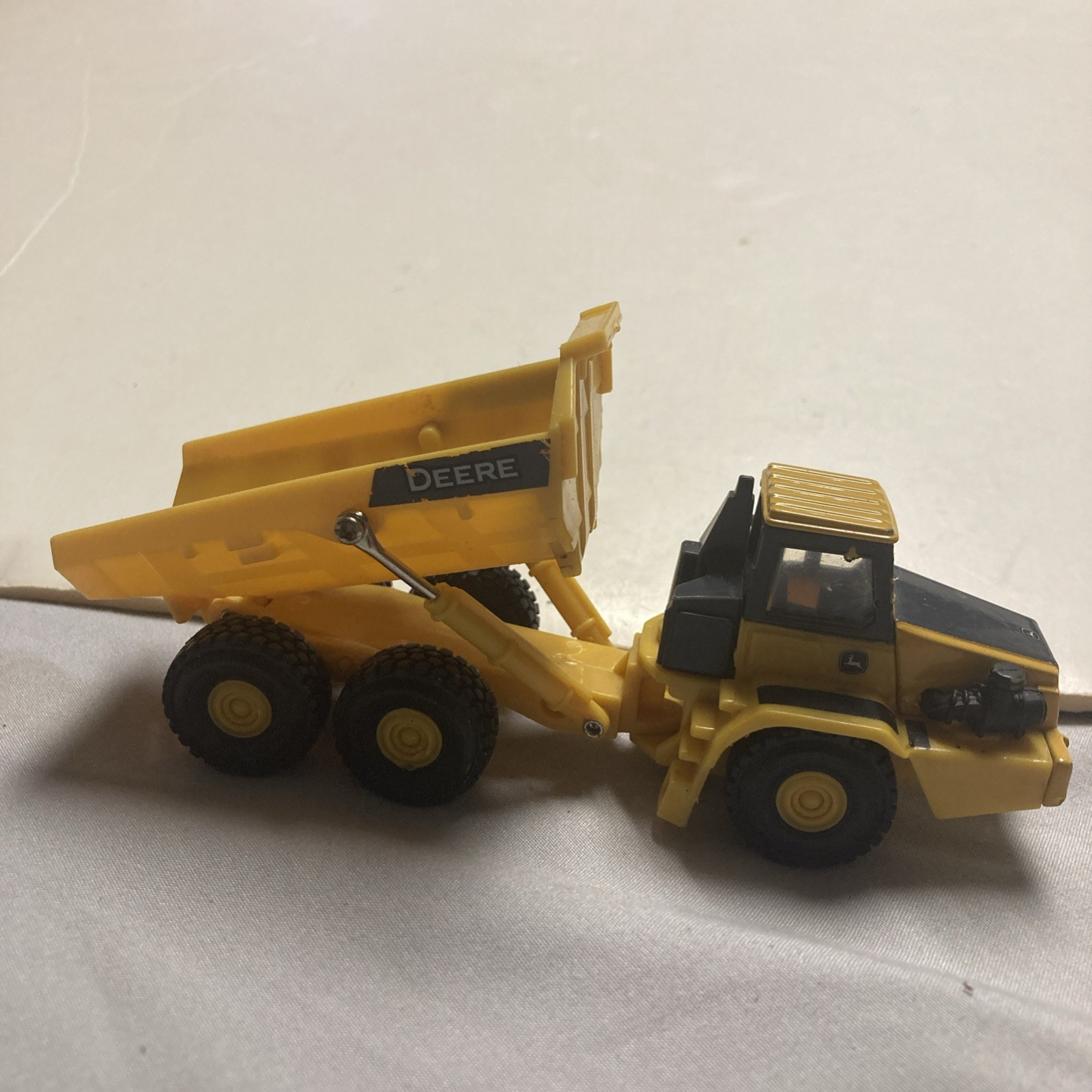 Ertl John Deere articulated dump truck 5.5 in long Plastic Die Cast