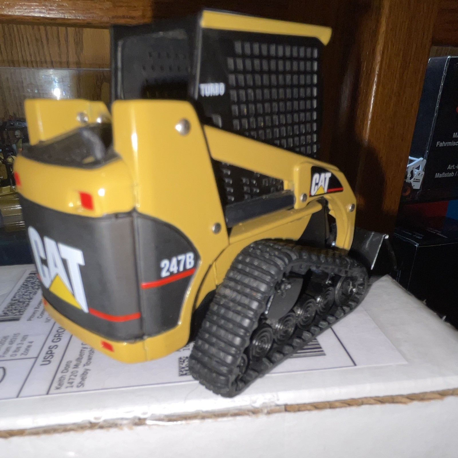 Caterpillar CAT 247B Tracked Loader Diecast Metal Model 1:32 Yellow Black